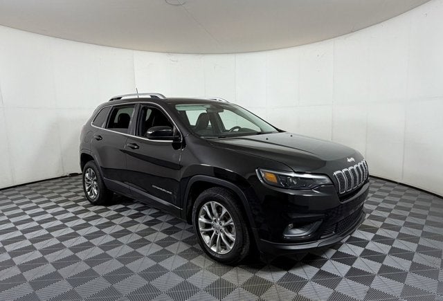 2019 Jeep Cherokee Latitude Plus in Diamond Black Crystal Pearlcoat — front three-quarter view