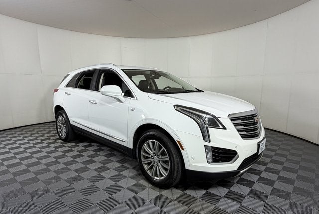 2018 Cadillac XT5 Luxury FWD in White — front three-quarter view