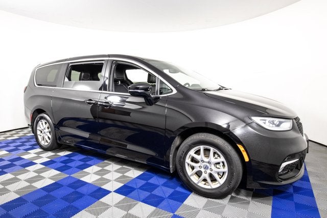 2025 Chrysler Pacifica Select in Diamond Black Crystal Pearlcoat — front three-quarter view